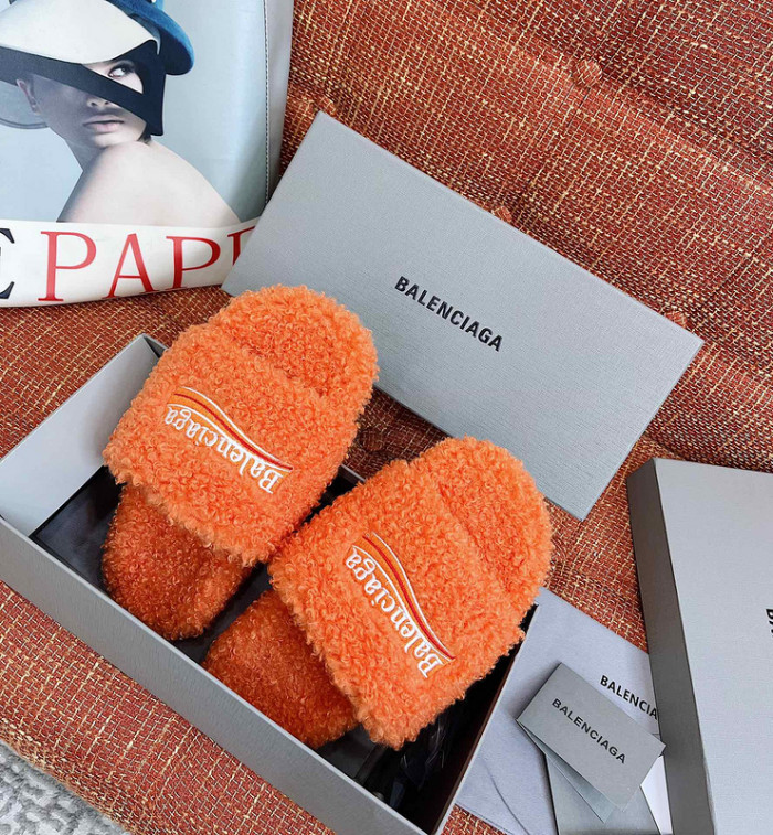 BALCIA FURRY SLIDES